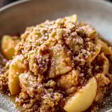 Un bol de dessert pomme-avoine avec cuillère.