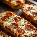 Une part de pizza dans une assiette.