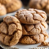 Une assiette de biscuits couverts de sucre.