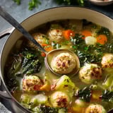 Un bol rempli de soupe, boulettes et légumes bien visibles.