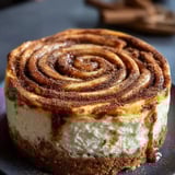 Une part de gâteau avec un joli tourbillon.