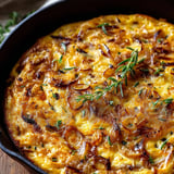 Une poêle remplie d'oignons et d’herbes.