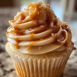 Un cupcake nappé d’un glaçage caramel.