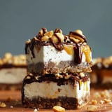 Crème au chocolat, noix et pépites, posée sur une table.