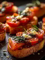Crostini garni de tomates et basilic