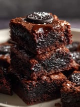 Une pile de brownies aux Oreo croustillants.