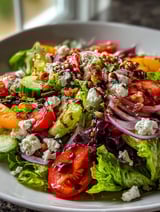 Salade avec tomates, concombres et oignons.