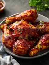 Une assiette de poulet BBQ cuit au four.