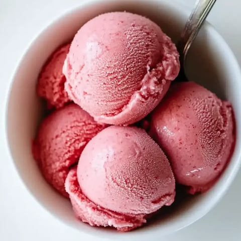 Un bol de yaourt glacé aux fraises fait maison.