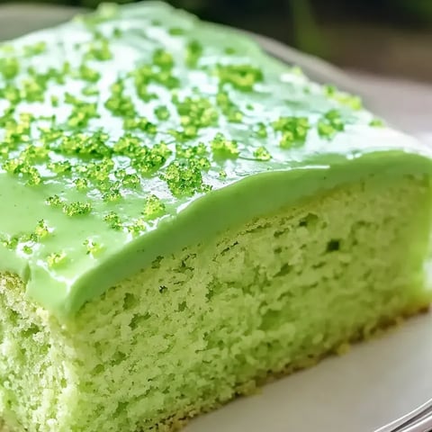 Une tranche de gâteau vert au glaçage citronné.