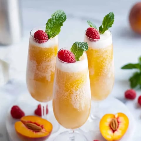 Trois verres de bellini de pêche sans alcool.