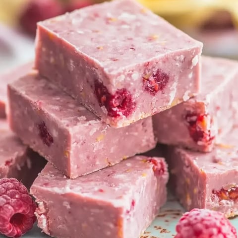 Un assortiment de fondant framboise noix de coco.