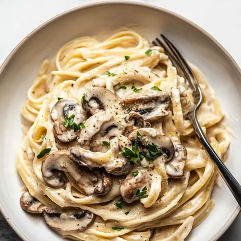 Bol de pâtes avec champignons et herbes.