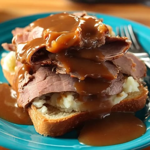 Assiette de viande nappée de sauce.