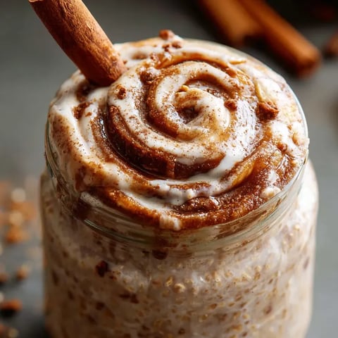 Un bocal en verre rempli d’un dessert crémeux.