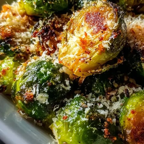 Gros plan sur une assiette pleine de choux verts.