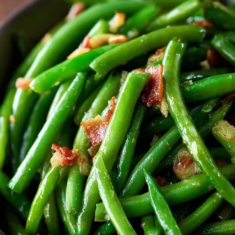Un bol de haricots verts au bacon.