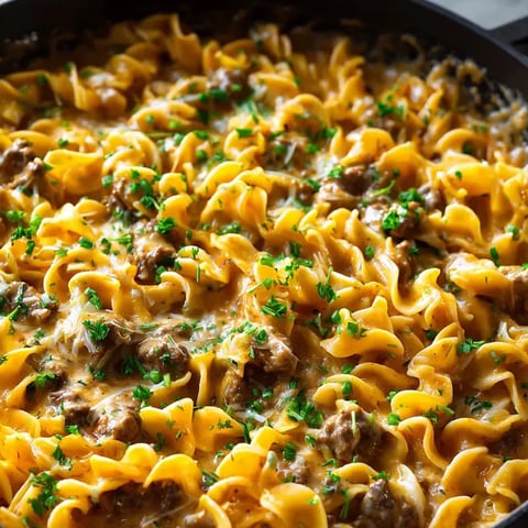 Un bol de pâtes au fromage gratiné, décoré de persil.