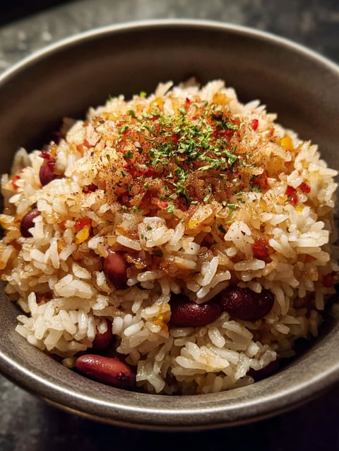 Un bol de riz aux haricots et épices.