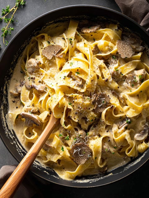 Un bol de pâtes avec champignons et huile de truffe.